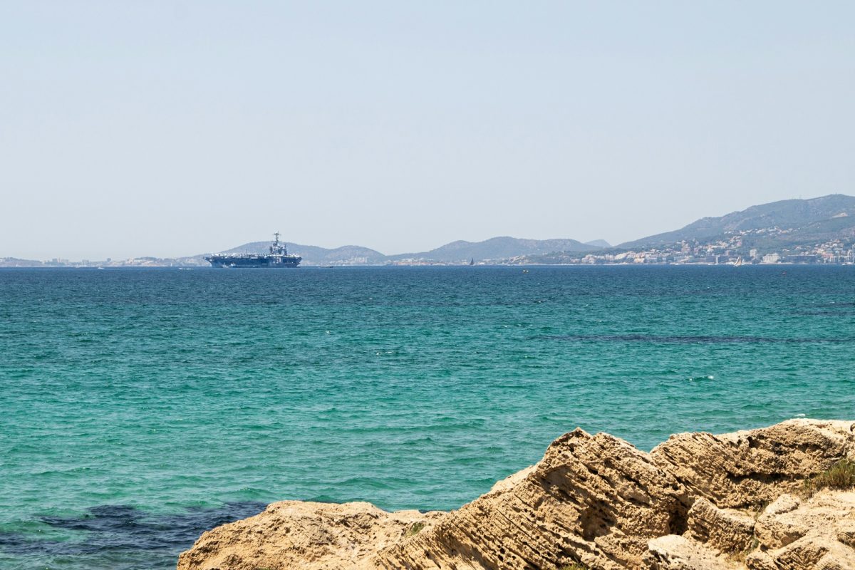 Egészen abszurd baleset történt az USA egyik legnagyobb repülőgép-hordozóján