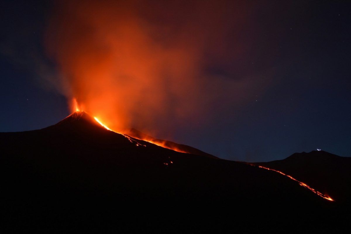 Gigantikus lávaoszlopokat lövell az Etna a magasba