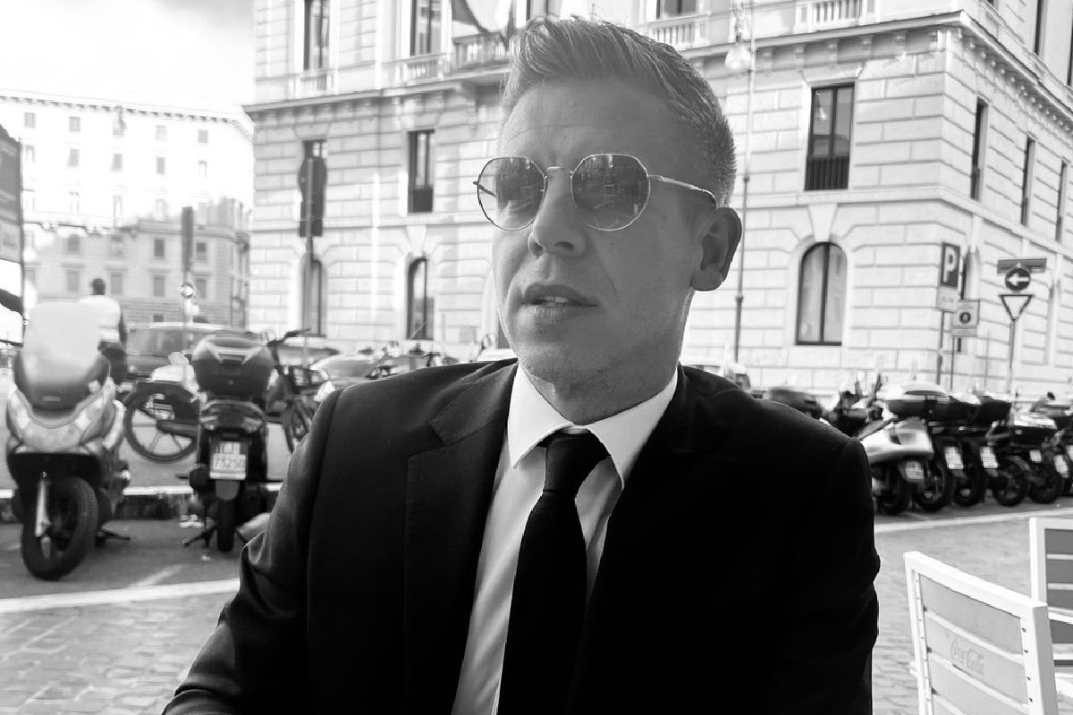 Magyar Péter már Rómában van, kávéval jelentkezett be reggel