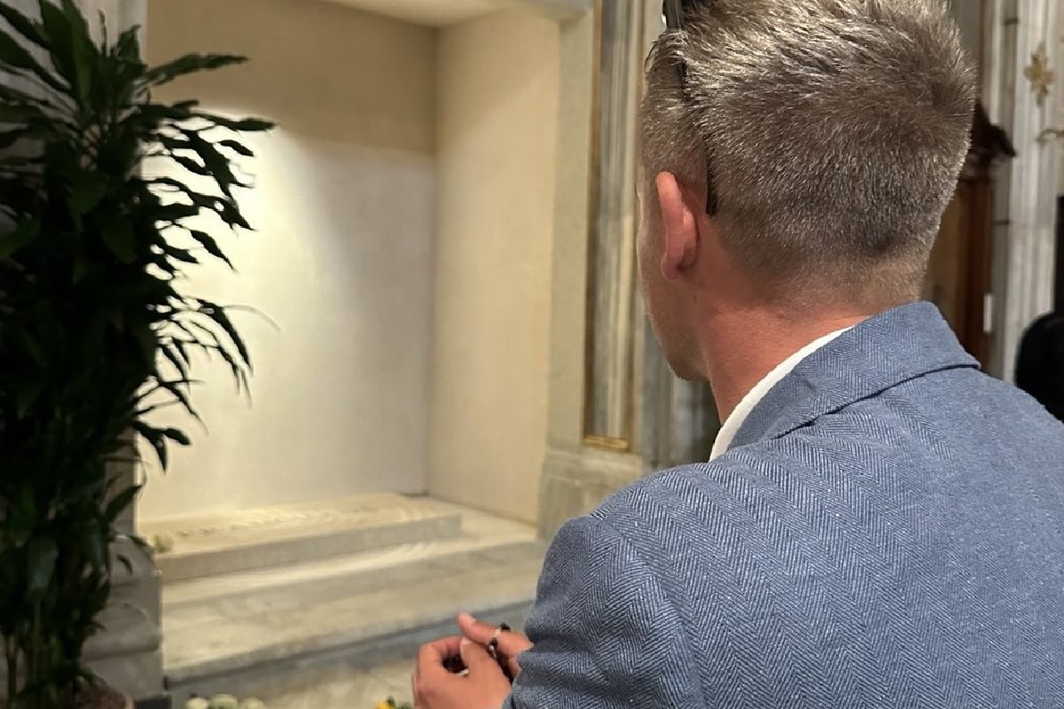 Így imádkozott Magyar Péter Ferenc pápa sírjánál