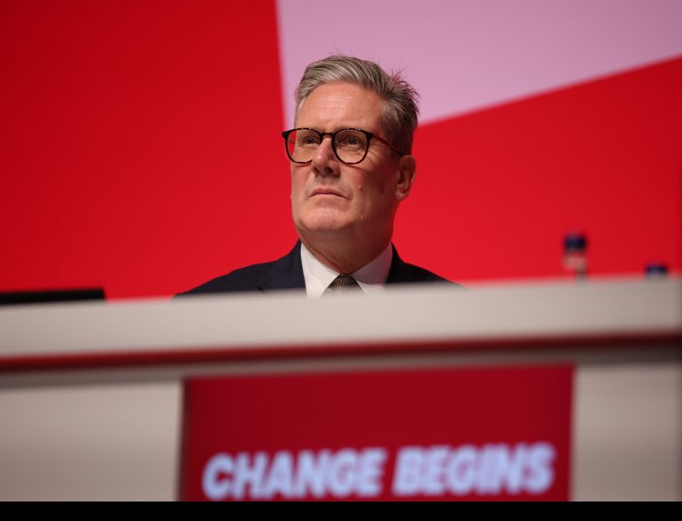 Gyújtogatás történt Sir Keir Starmer otthonánál – terrorelhárítók nyomoznak