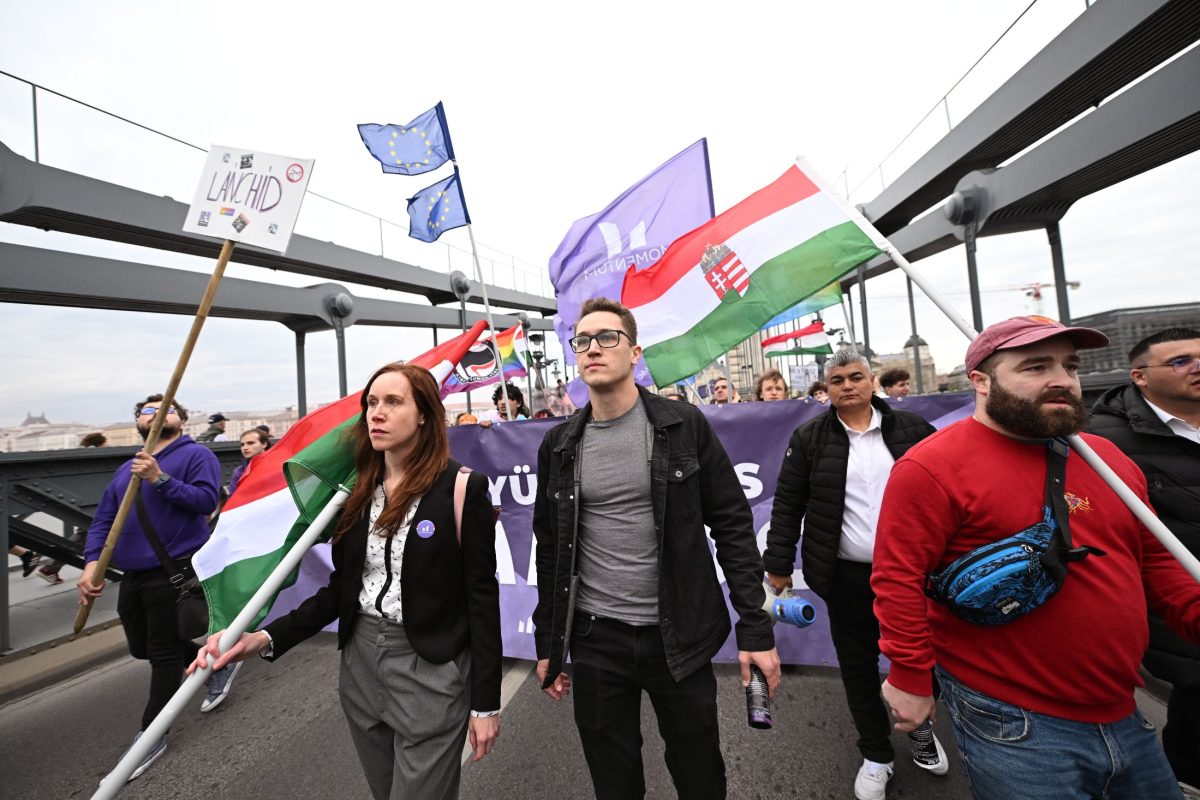 Vörös festékkel és blokáddal tiltakozott a Momentum a Szuverenitásvédelmi Hivatalnál (videó)