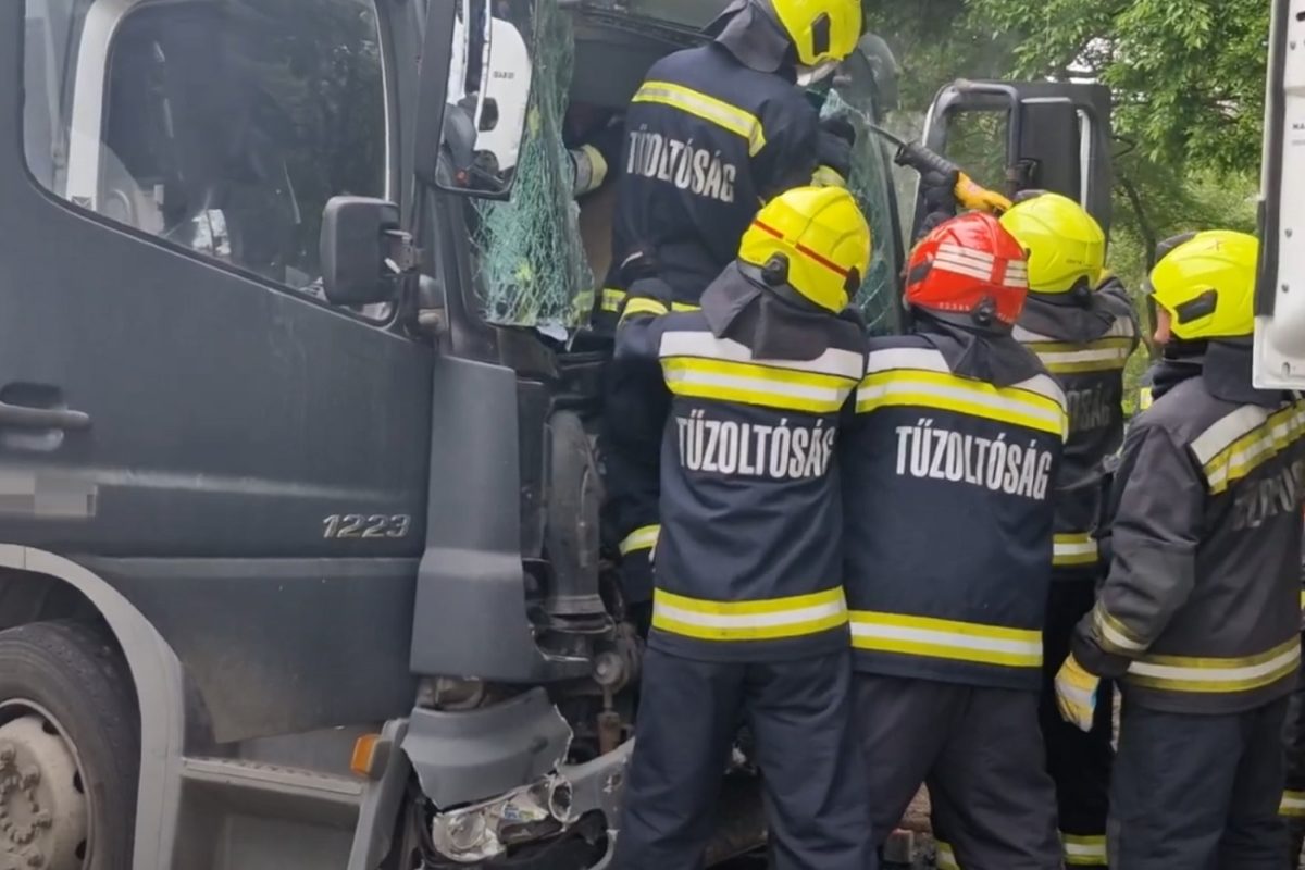 Helyszíni videó érkezett a Budapesten történt nagyon súlyos frontális balesetről