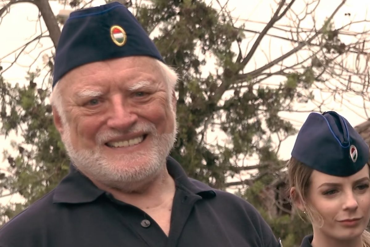 Hide the Pain Harold rendőrnek állt (videó)