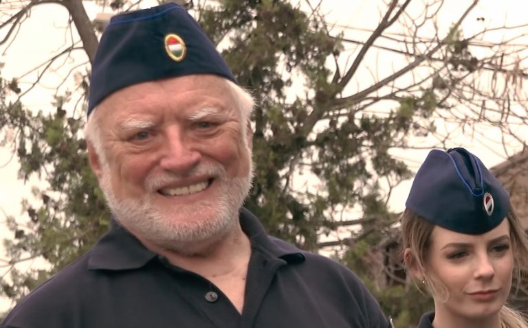 Hide the Pain Harold rendőrnek állt (videó)