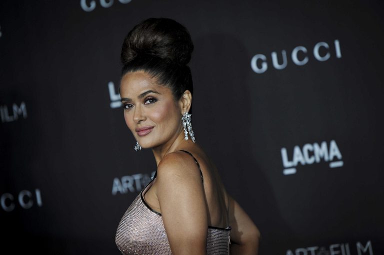 Salma Hayek megint berobbantotta az Instagramot – dögös fürdőruhás képeiért rajonganak a követők