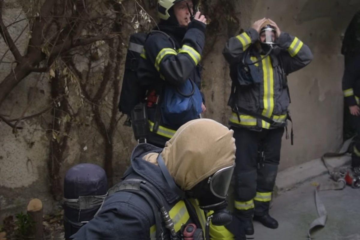 Így vonultak be a tűzoltók egy lángokban állt budapesti lakásba (videó)