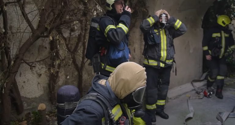 Így vonultak be a tűzoltók egy lángokban állt budapesti lakásba (videó)