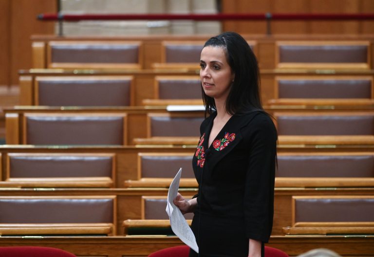 Soha nem látott családtámogatás jön 2026-ban – félmillió anya válik adómentessé