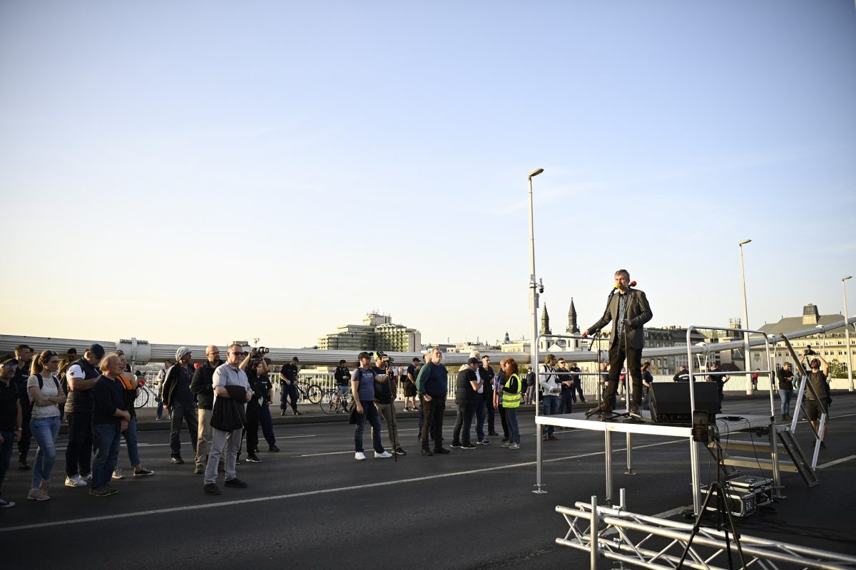 Ma is tüntetni fog Hadházy Budapesten, de hidakat nem foglalhat el