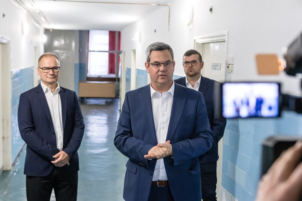 Takács Péter: Brüsszel és a Tisza Párt miatt késnek a kórházfelújítások