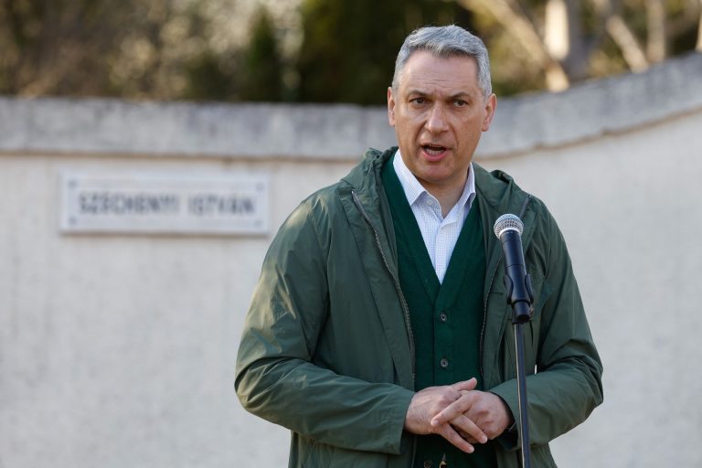 Lázár János szerint szégyen, amit a Tisza Párt csinál