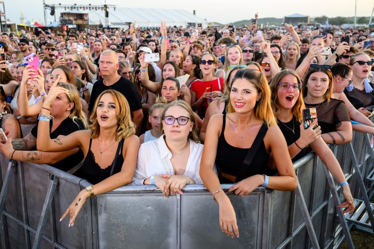 Csökkenő sörárak és stabil jegyárak várják a fesztiválozókat 2025-ben