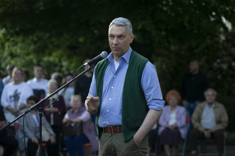 Dulakodás tört ki Lázár János miskolci fórumán, videón a meghökkentő jelenetek
