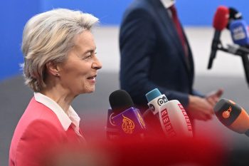 Rendkívüli bejelentést tett Trump egy hívást követően, elhalasztja az 50%-os EU-s vámok bevezetését