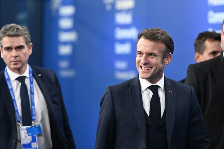 Egy igen bizarr jelenetet rögzítettek a kamerák Macron és felesége között (videó)