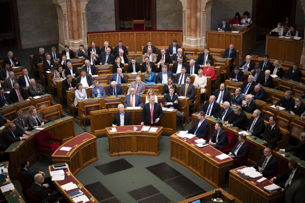 Jönnek az azonnali kérdések a parlamentben, reagálnak a kormánytagok