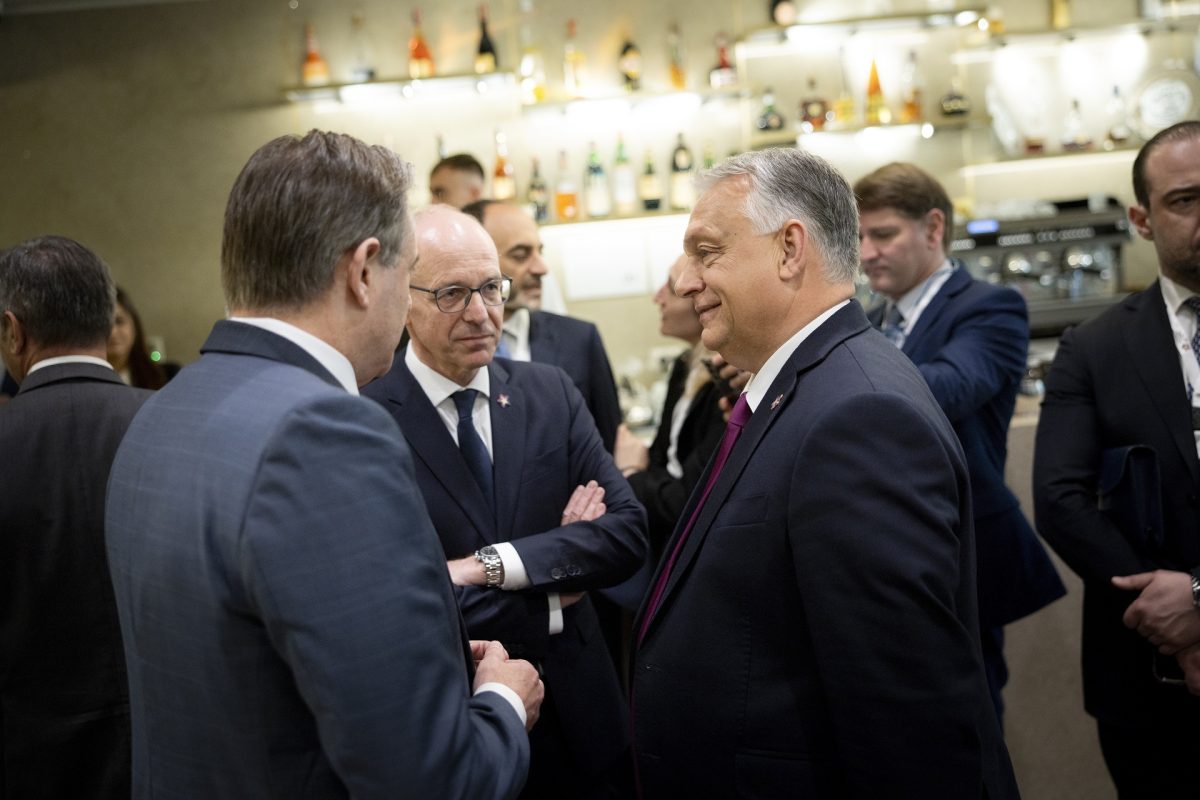 16 órakor kezdődik a Harcosok Klubja Orbán Viktor vezetésével, élőben közvetítik