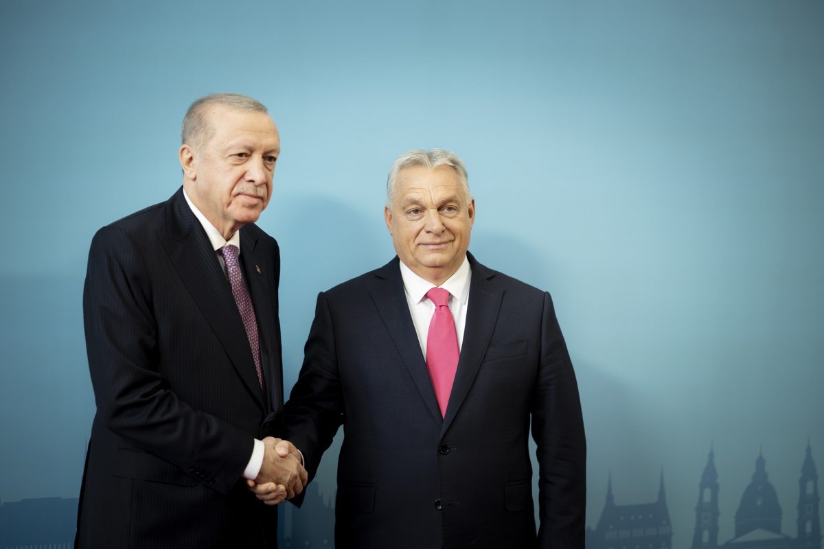 150 ezerre büntették Szabó Bálintot, amiért megpróbált bejutni Erdogan embereihez