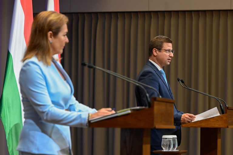 Szokatlan időpontban tesz bejelentéseket a kormány