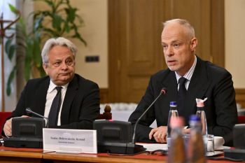 Bejelentéseket tett a honvédelmi miniszter a súlyos ukrán ügyről, Magyar Péter is szóba került