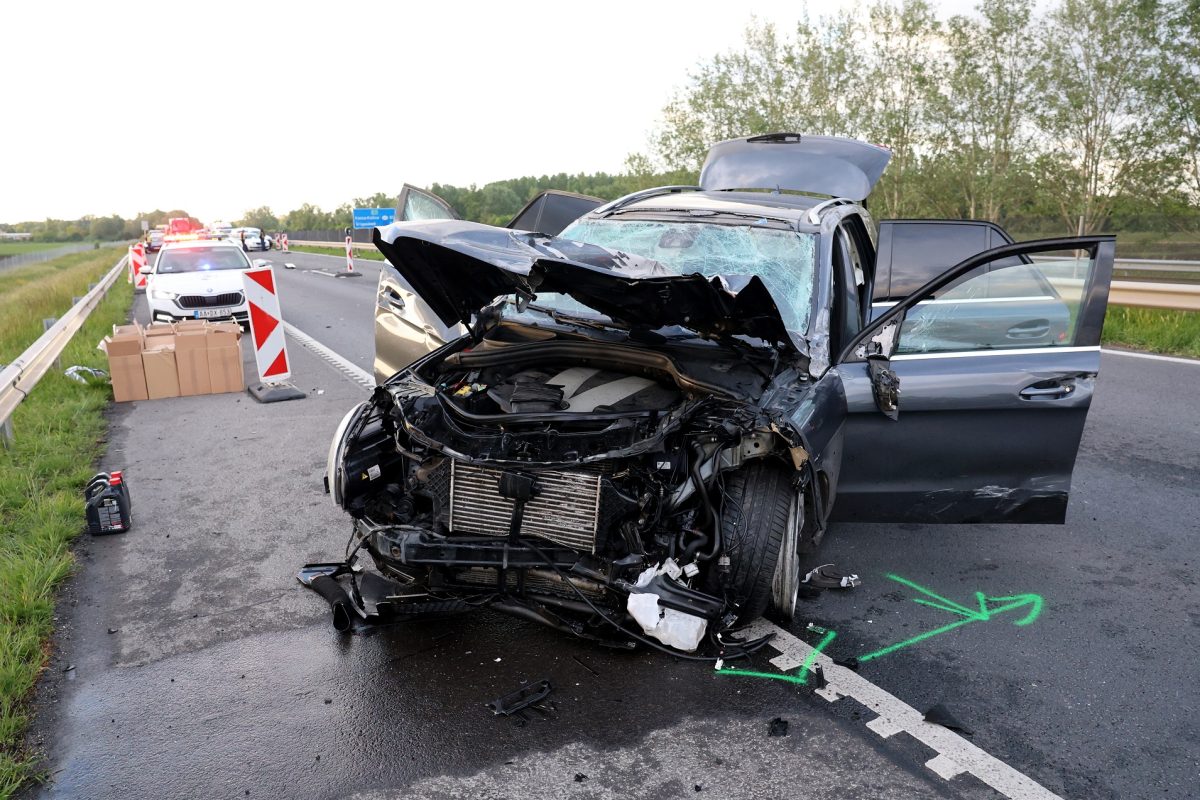 Helyszíni fotókon az M30-ason történt súlyos baleset, egy luxusautó is totálkárosra tört
