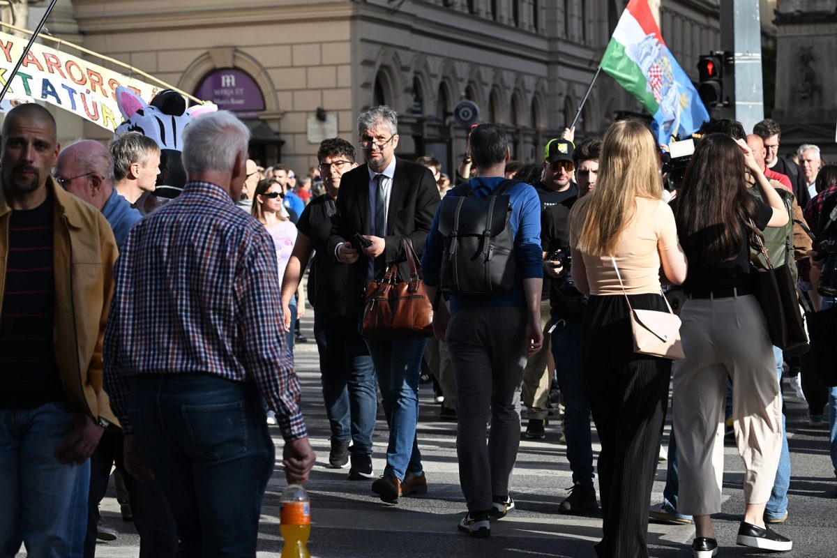 Hadházy bejelentette, mostantól minden kedden tüntetni fog az Erzsébet hídnál