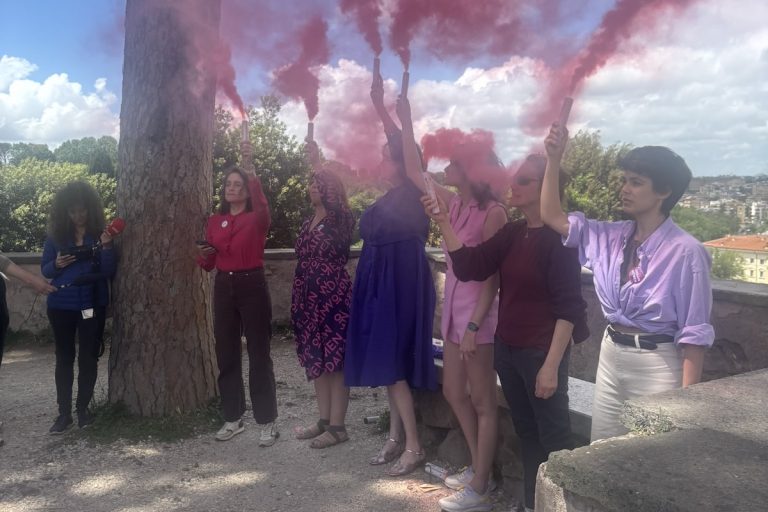 Rózsaszín füst szállt fel a Szent Péter-bazilika felett