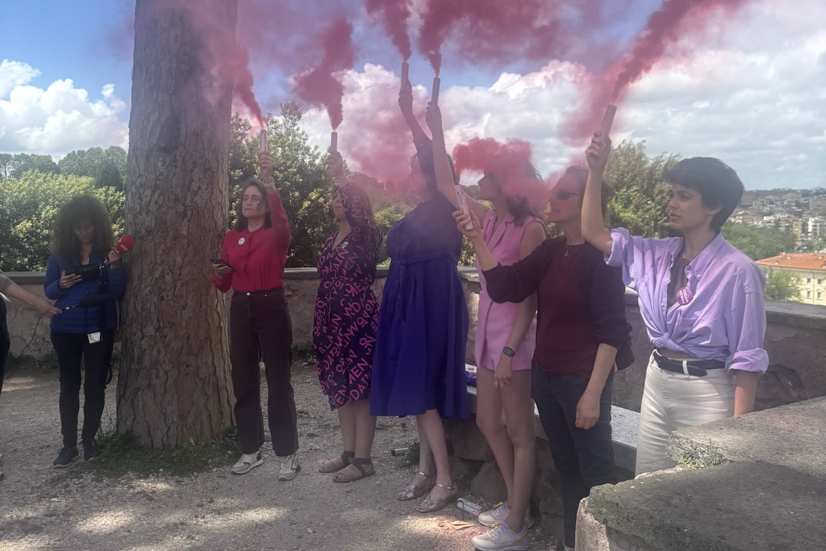 Rózsaszín füst szállt fel a Szent Péter-bazilika felett