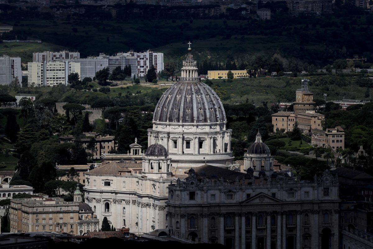 Pápaválasztás: már feltették a kéménycsövet a Sixtus-kápolna tetejére