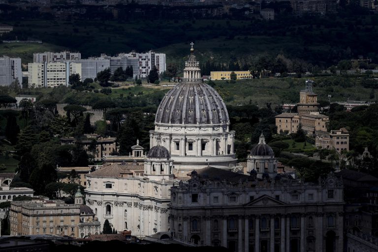 Pápaválasztás: már feltették a kéménycsövet a Sixtus-kápolna tetejére