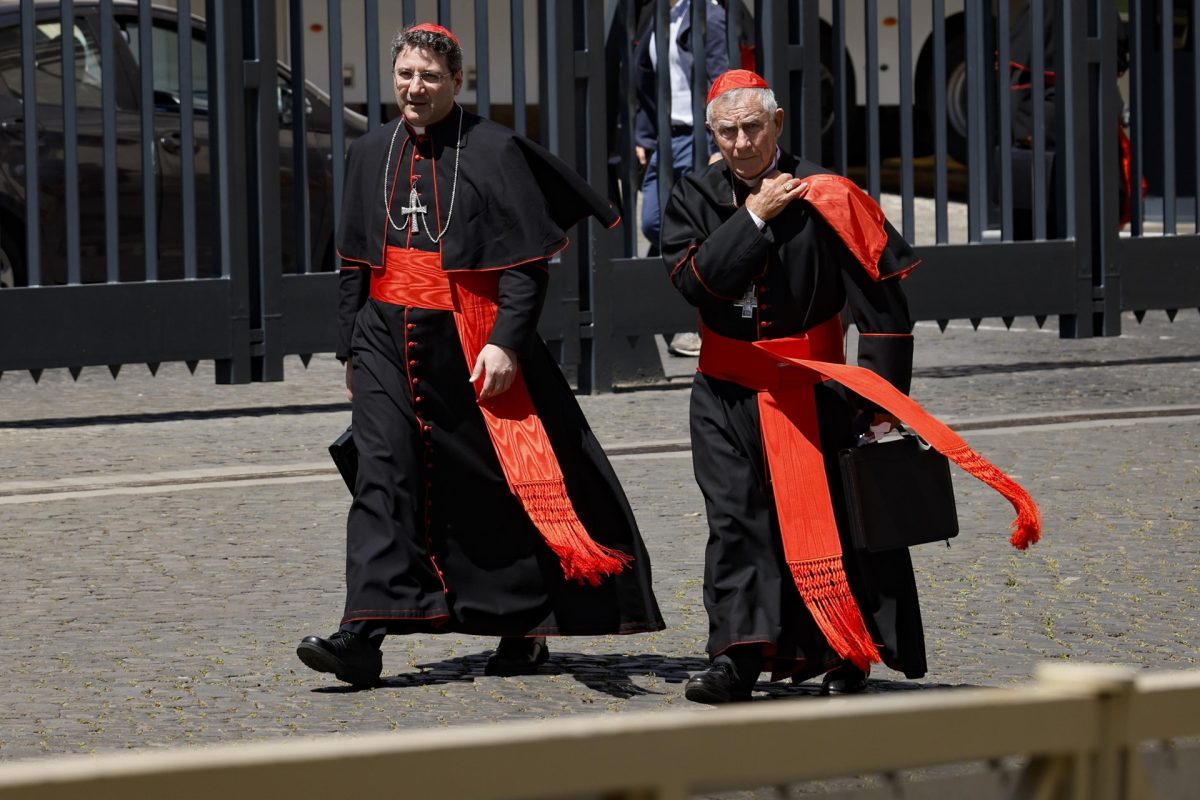 Már elkészítették az új pápa ruháját