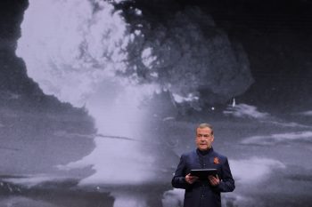 Medvegyev megfenyegette Zelenszkijt: eltüntetik Kijevet a föld színészéről, ha bepróbálkoznak