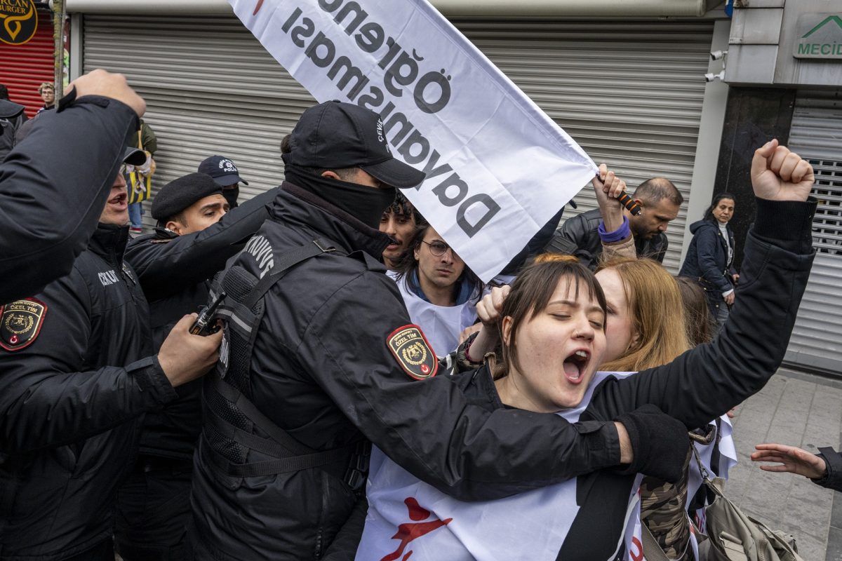 Közel 100 diákot tartóztattak le Isztambulban, 13 rendőr sérült meg a dulakodásban
