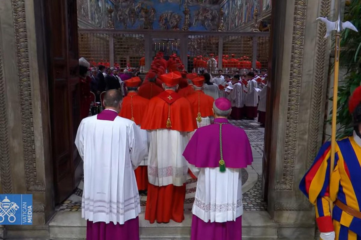 Perceken belül szavaznak új pápáról