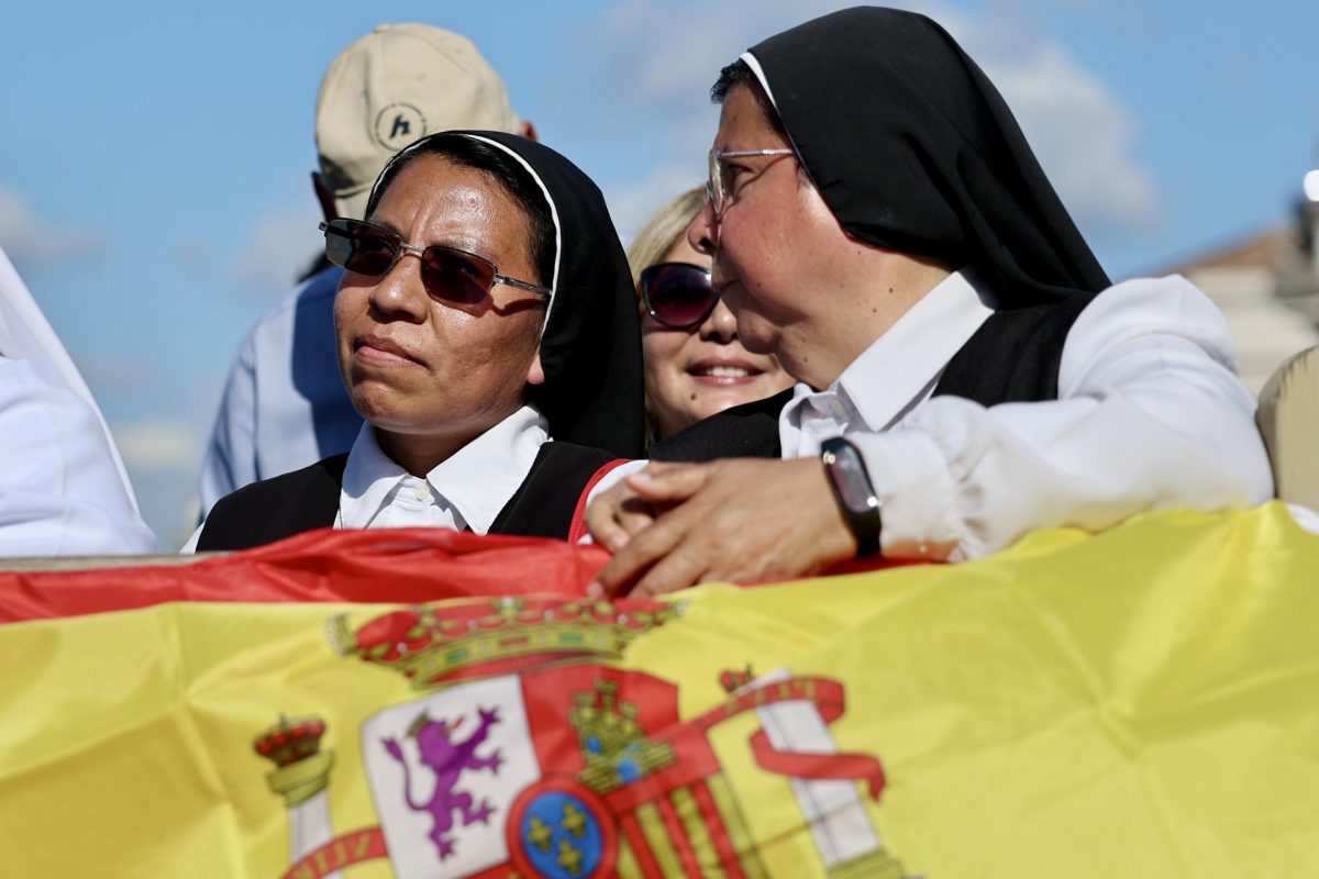 Felszállt a fehér füst Rómában, megválasztották az új pápát