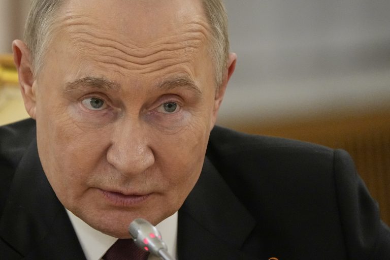 Trump két órát beszélt Putyinnal, Zelenszkij néhány percet kapott