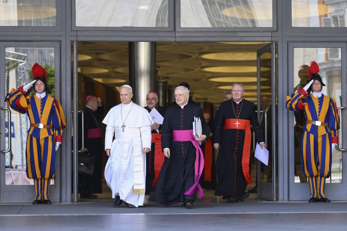 Az új pápa luxuskörnyezetbe költözik: félmillió dolláros Mercedes és 24 karátos aranygyűrű várja