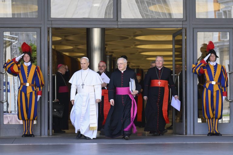 Az új pápa luxuskörnyezetbe költözik: félmillió dolláros Mercedes és 24 karátos aranygyűrű várja