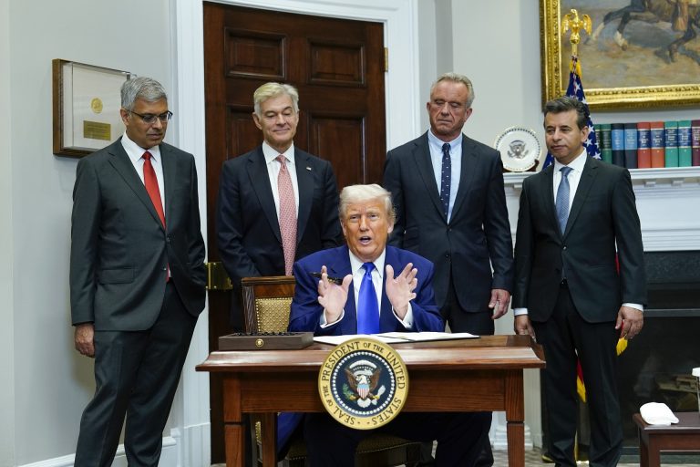 El akarják mozdítani Donald Trumpot az elnöki székéből, többen felháborodtak