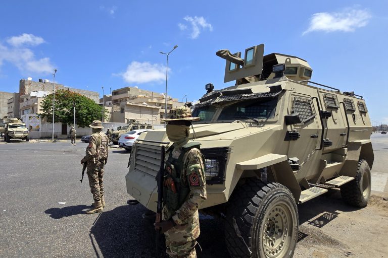 Kormányellenes tüntetők támadták meg a miniszterelnöki hivatalt Líbiában