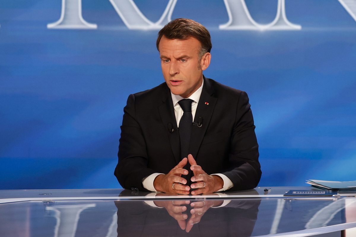 Macron ismét élesen bírálta Oroszországot, szerinte Putyin játszik az idővel