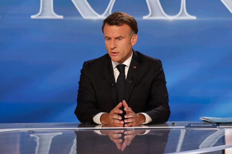 Macron ismét élesen bírálta Oroszországot, szerinte Putyin játszik az idővel