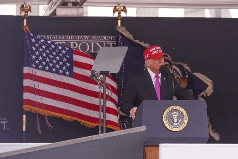 Trump megint üzent Putyinnak, szerinte az orosz elnök a tűzzel játszik