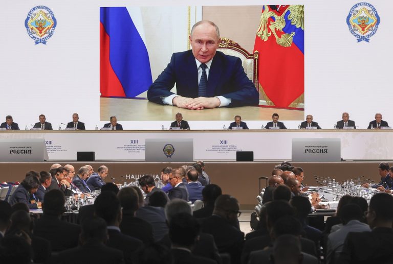 Félelmetes csúcsvadászgépet telepíthet Oroszország a NATO közelébe