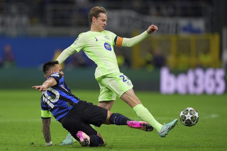 A Barcelona sztárja azt mondja, nem akarta leköpni az Inter játékosát, és a bírót hibáztatja