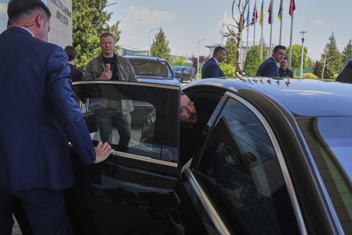 Zelenszkij rendesen bepöccent az oroszok miatt, egy feltétellel kihagyná a találkozót Putyinnal