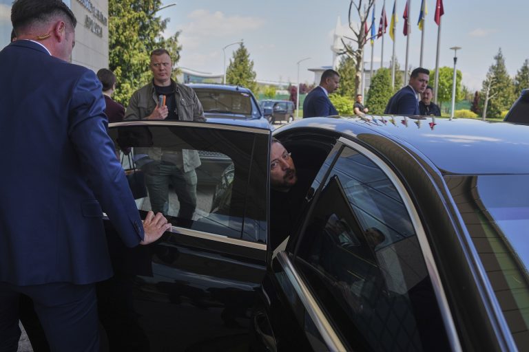 Zelenszkij rendesen bepöccent az oroszok miatt, egy feltétellel kihagyná a találkozót Putyinnal