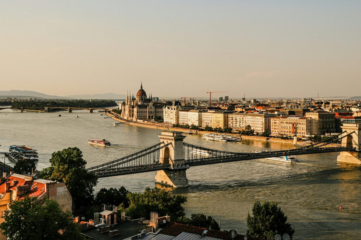 Továbbra is emelkednek a lakásárak, miközben a hitelfelvétel a magas jövedelműeknek kedvez