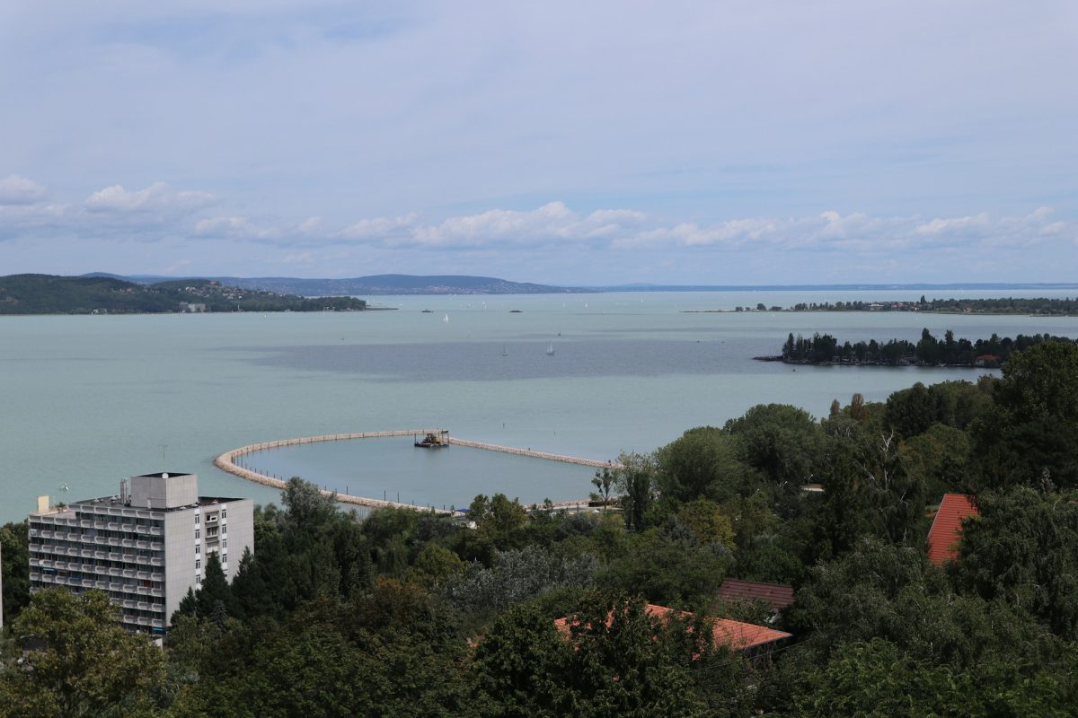 Szezonális munkalehetőségek a Balatonnál: ennyit kínálnak a nagy áruházláncok